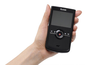 Une idée des dimensions du Kodak Zi8 : ça tient dans la main