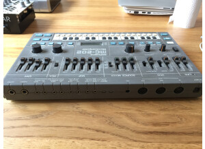 Roland MC-202 (76322)