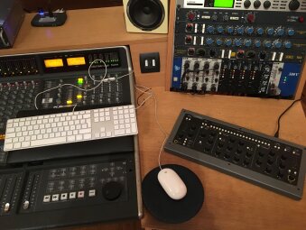 5_Photo Desk 2.JPG 5_Photo Desk 2.JPG