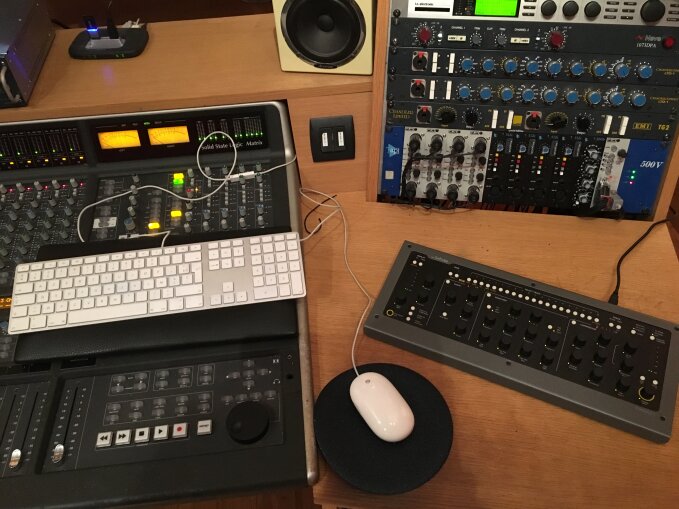 5_Photo Desk 2.JPG 5_Photo Desk 2.JPG