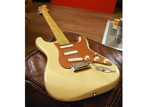 Fender American Deluxe Stratocaster V-neck Honey Blonde
