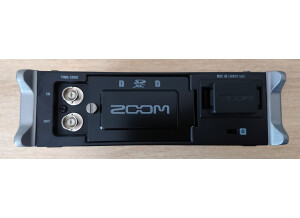 Zoom F4 (700)