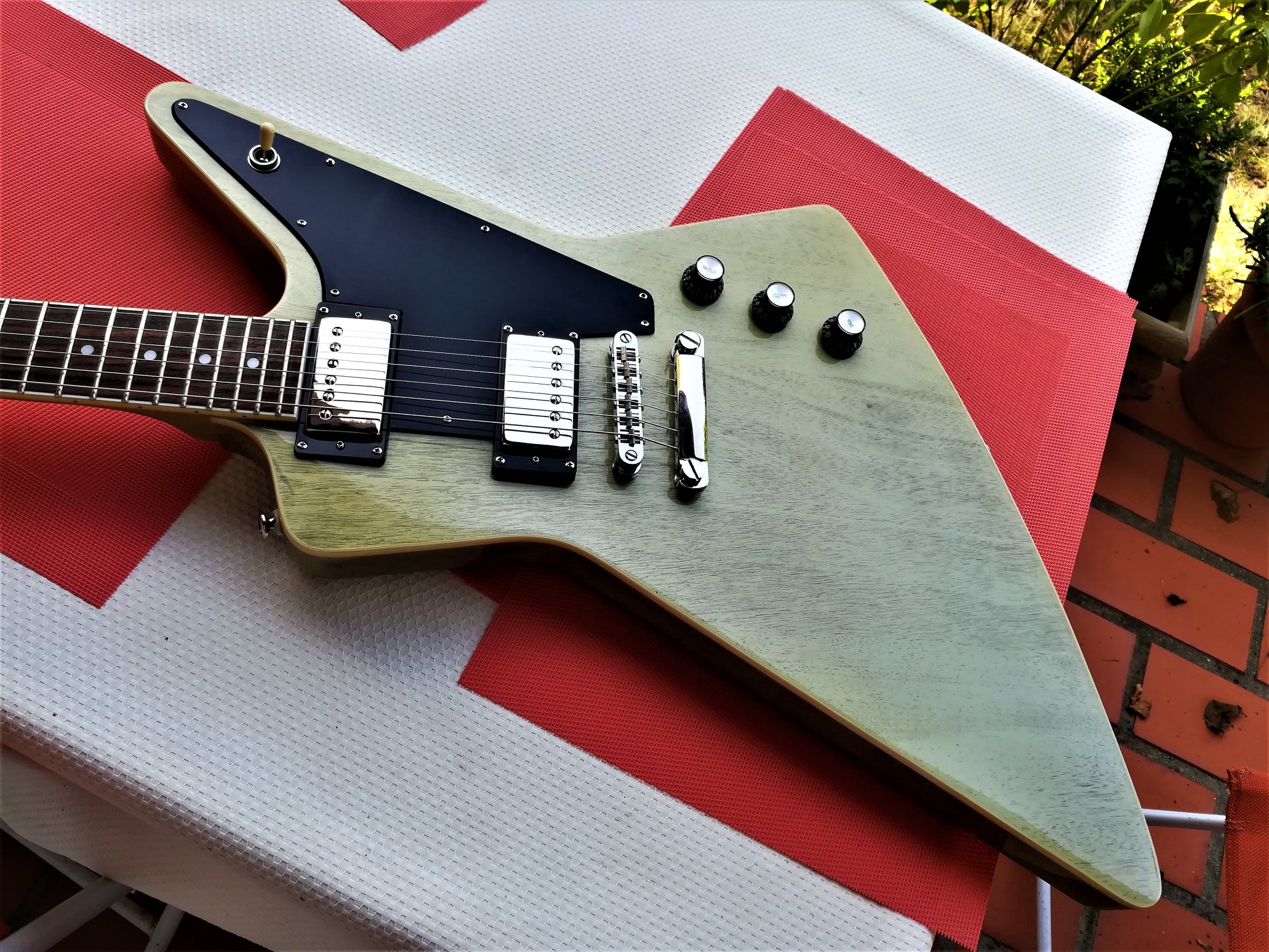 Epiphone TV Silver Explorer Pro