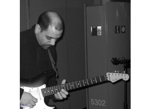 Mike, Guitar Heroe à ses heures perdues et co-compositeur des titres avec Barbara.