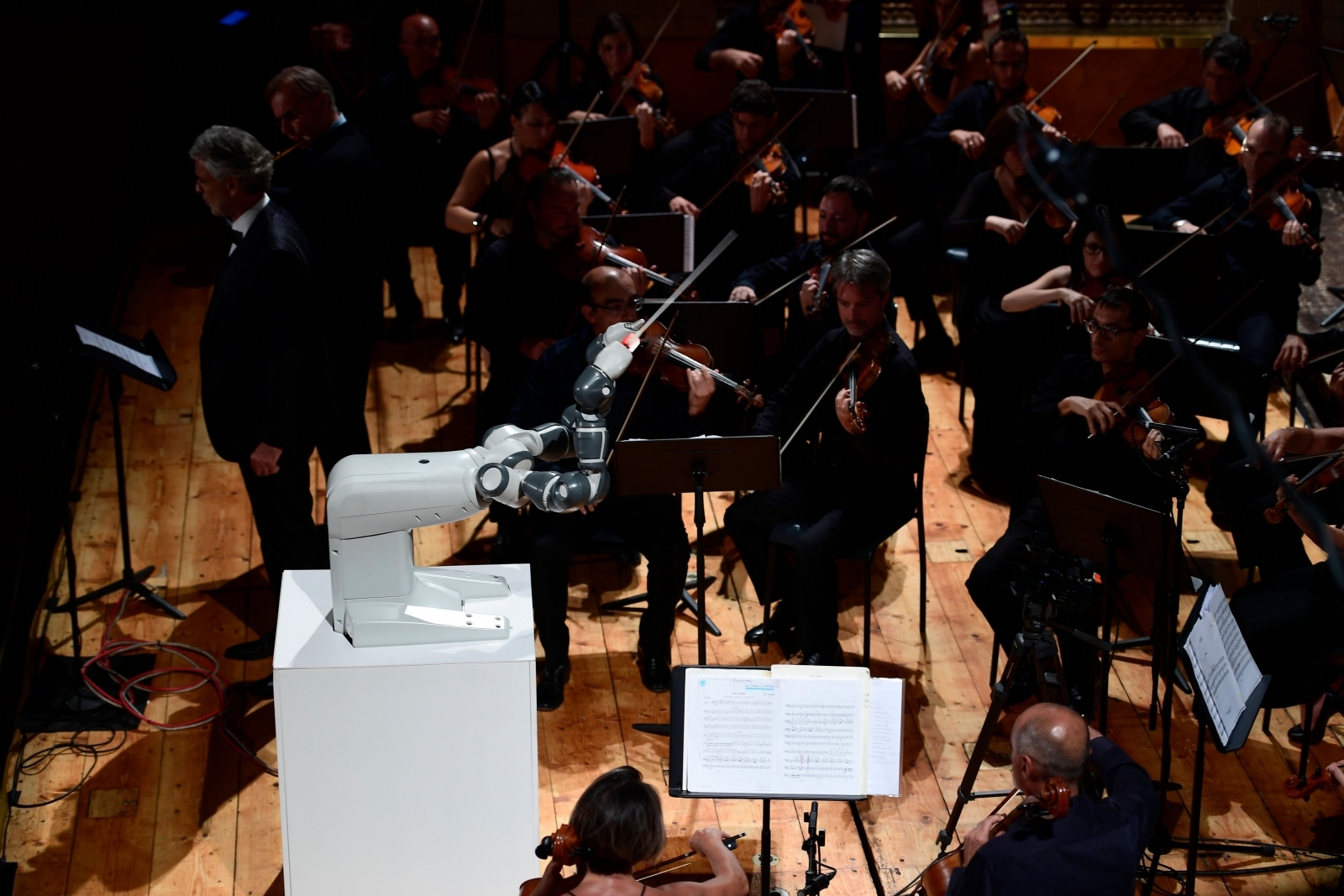 robot-orchestra-conductor-yumi