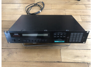 Yamaha TX802 (70594)