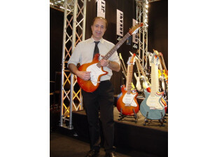 Michel Chavaria était sur le salon pour présenter les nouvelles guitares Lag...