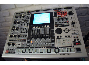 Roland MC-909 Sampling Groovebox (96776)