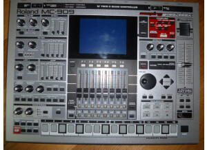 Roland MC-909 Sampling Groovebox (84130)