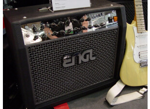 Cette dernière transforme le combo en une usine à sons de 100 Watts complètement paramétrable et pilotable avec n