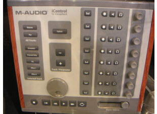 Surprise : M-Audio présentait aussi une surface de contrôle MIDI pour le logiciel Garage Band d'Apple.