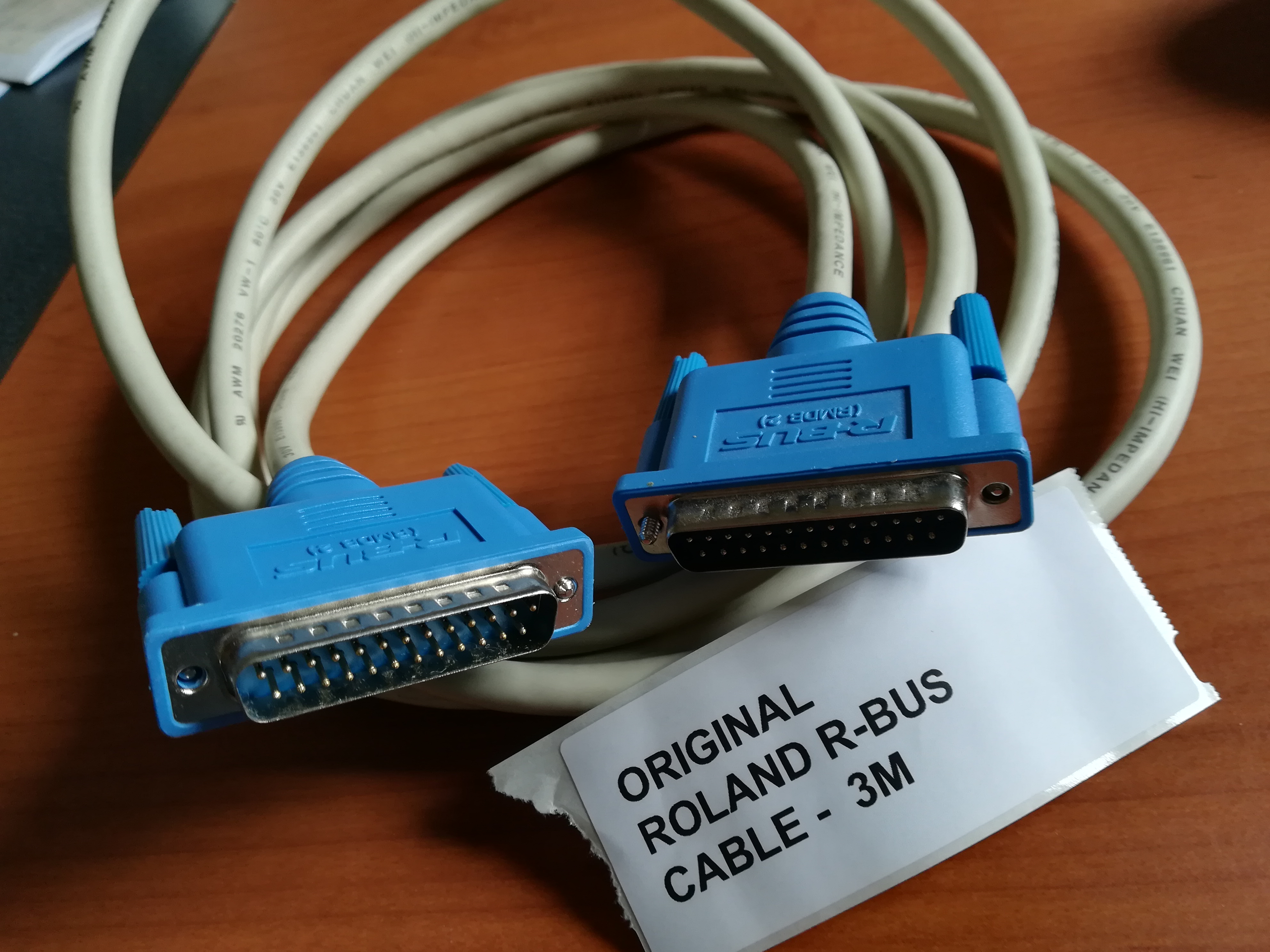 vendre câble original R-BUS de ROLAND  -  3m  pas d'échange merci