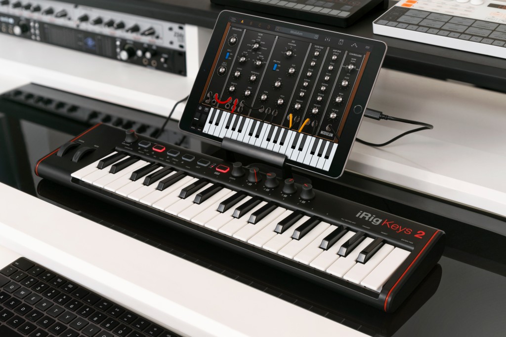 IK Multimedia iRig Keys 2 : ikc-L-Keys_2_mini ipad