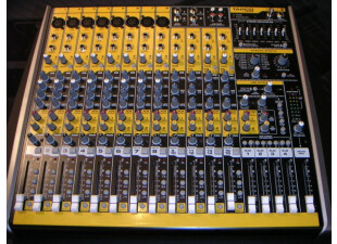 Tout en jaune et noir, les produits Tapco se reconnaissent au premier coup d'oeil ! Au programme, une console 16 voix...