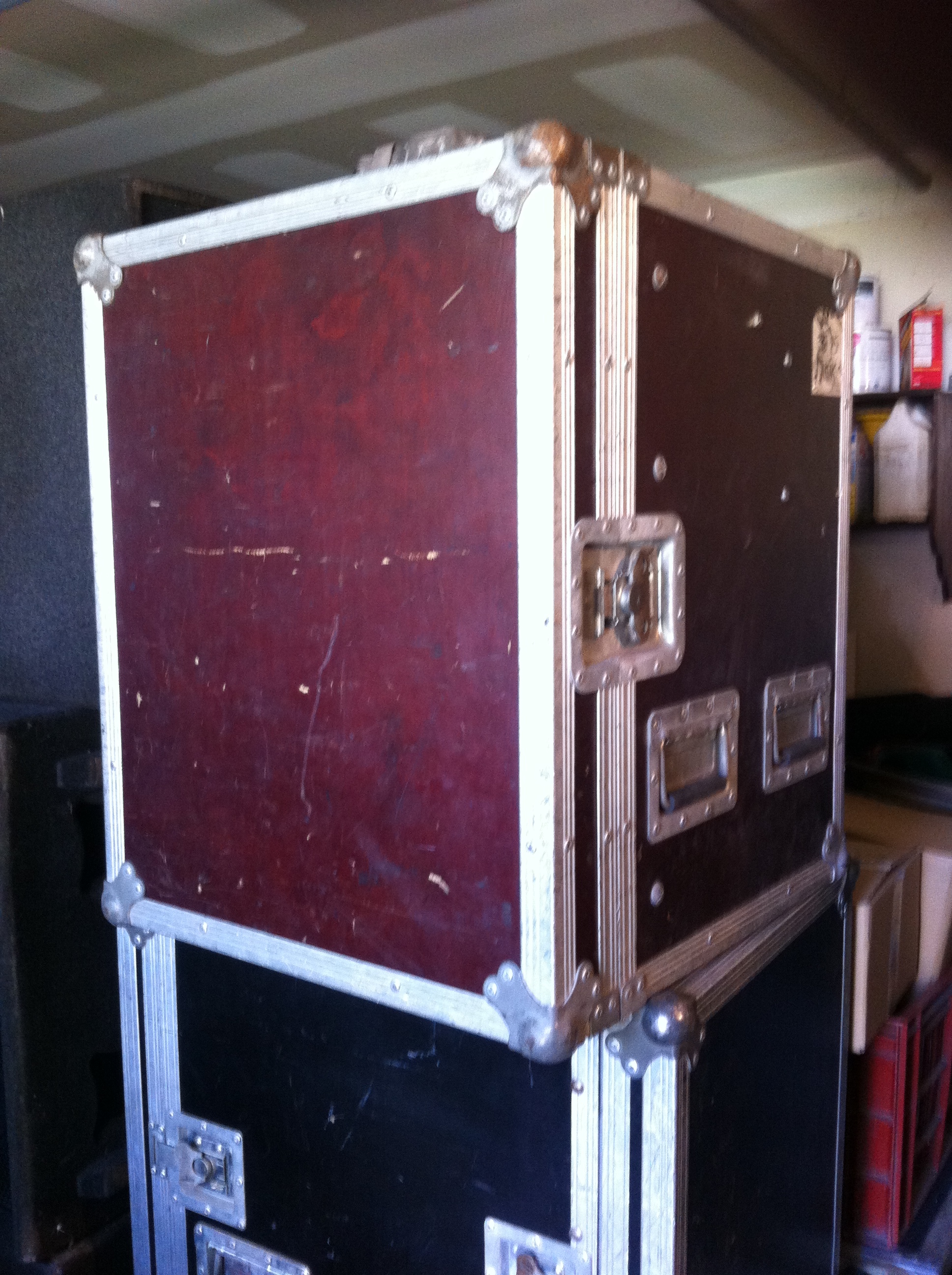 Vends RACK ROUGE BORDEAUX 12 U AVEC 3 PATCHS A 28 FICHES, 28 CABLES et 6 TRIPLETTES