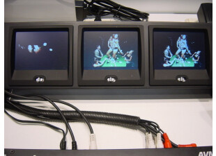 Les écrans de contrôle VM03 : 3 écrans LCD de 5" compatibles PAL et NTSC, avec deux entrées composites par écran.