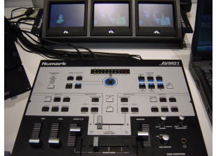 Le mixeur audio/vidéo AVM01 embarque une section d'effets et propose des crossfaders séparés pour la vidéo et l'audio...