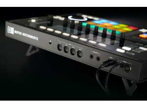 native-instruments-maschine-studio-black-3