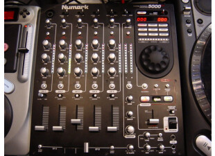 Le mixeur 5000FX de Numark, pour le scratch, le sampling et les effets, bien évidemment.
