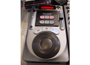 L'Axis 4, un lecteur CD pour DJ proposé en entrée de gamme par Numark. Au programme : construction en acier, compteur de BPM et ergonomie à l'avenant...
