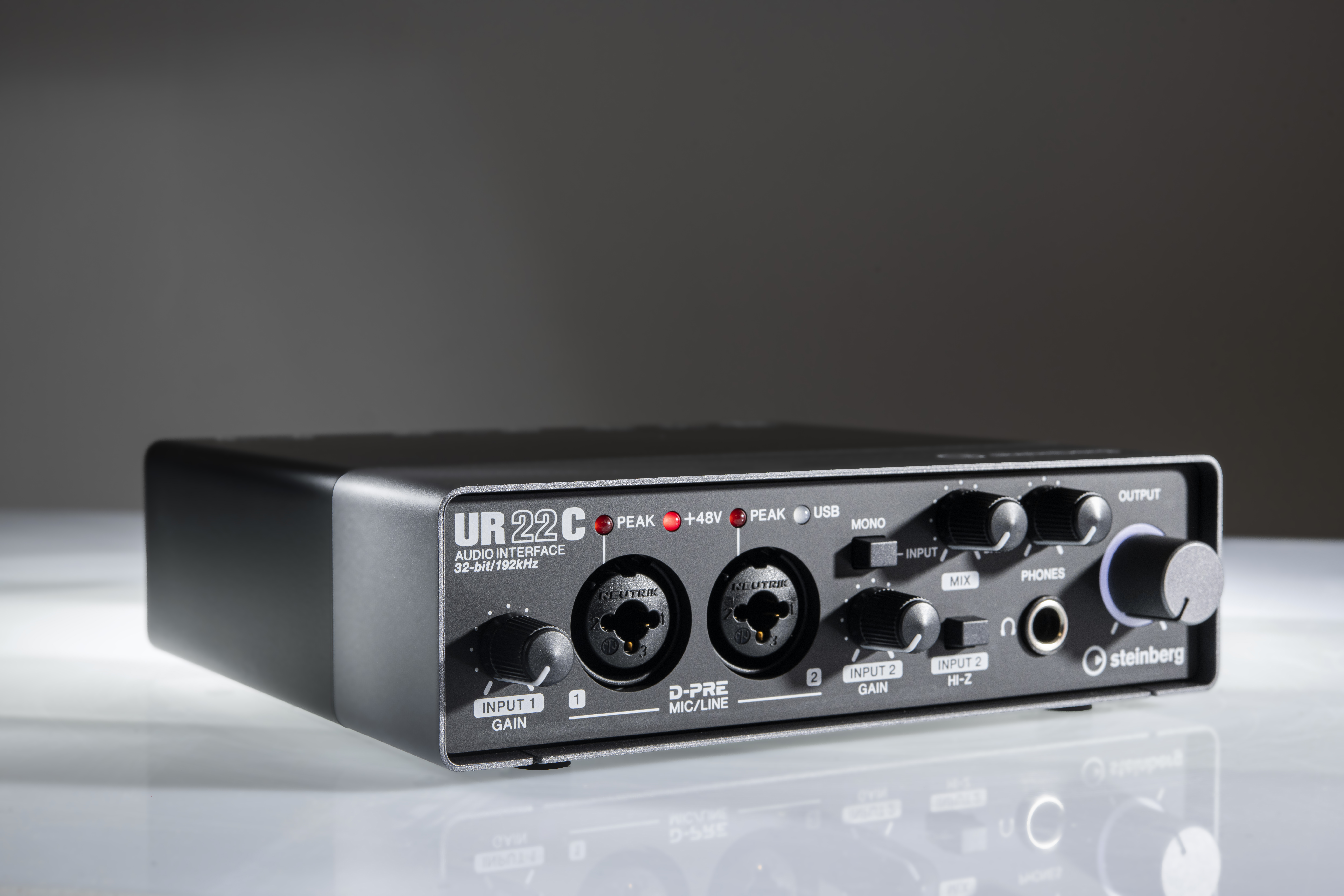 Steinberg UR22C : Steinberg UR22C mood near left angle bright -7788