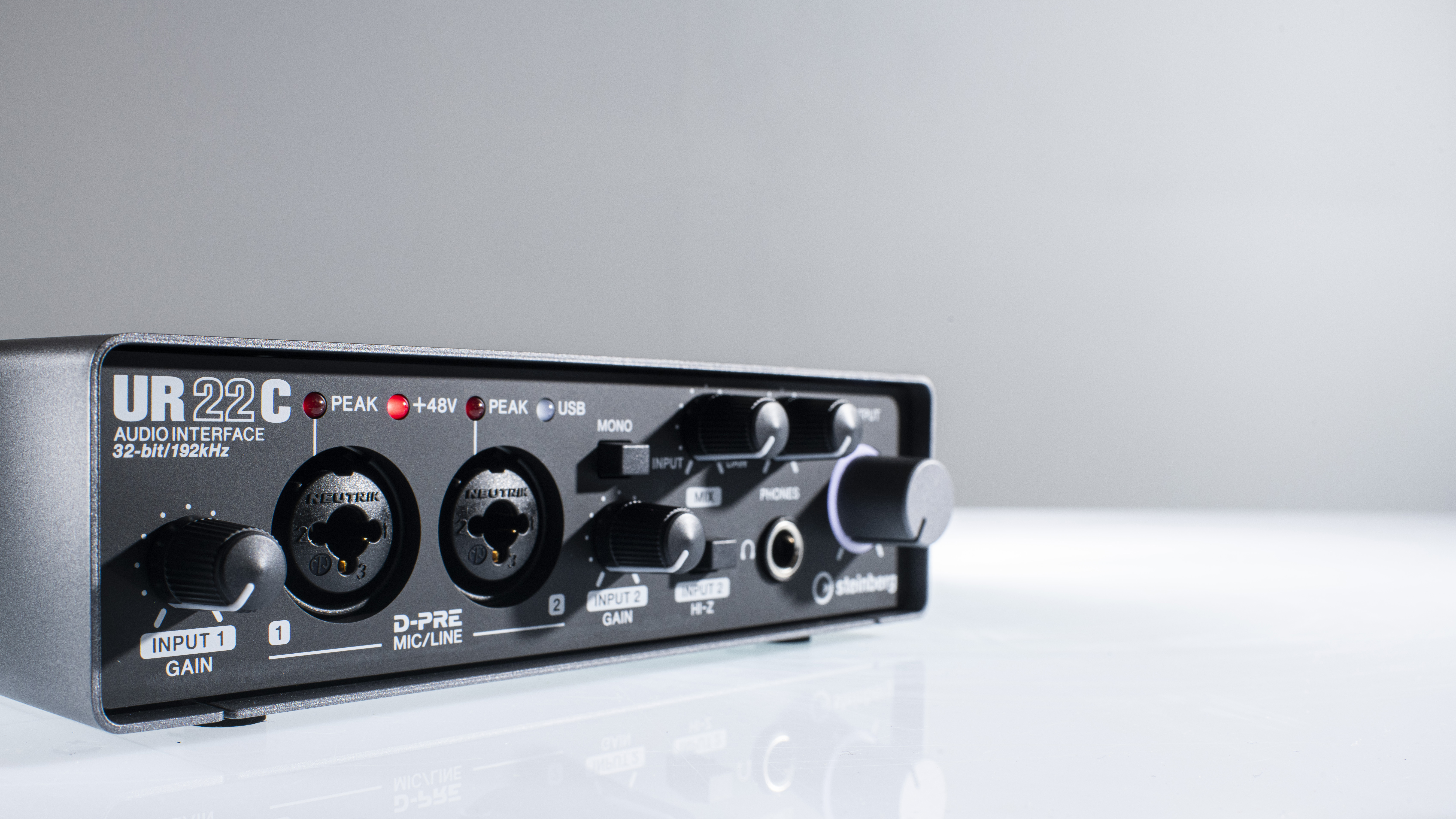 Steinberg UR22C : Steinberg UR22C mood near left angle bright focus logo-7799