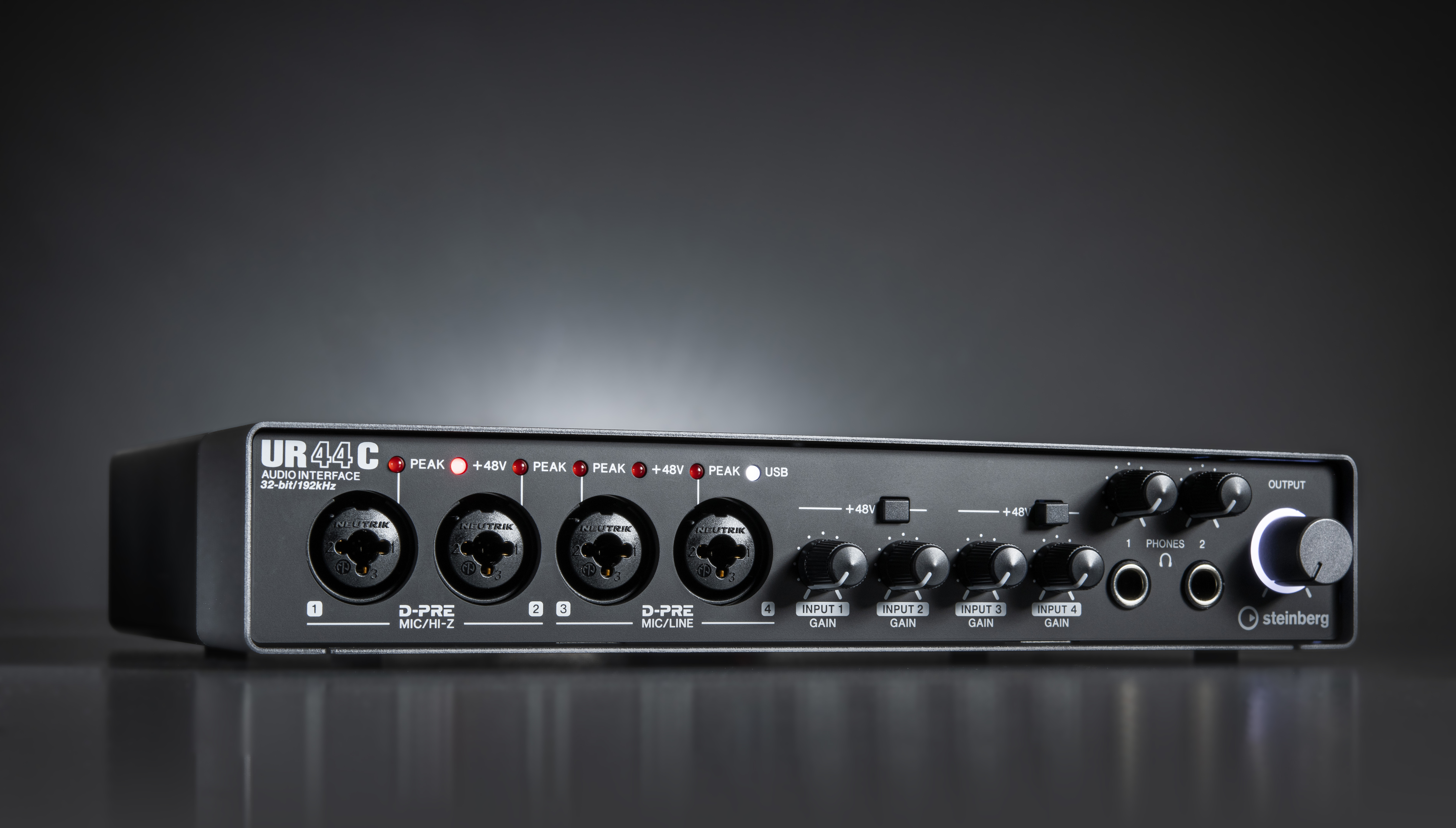 Steinberg UR44C : Steinberg UR44C mood front view grey dark-7897