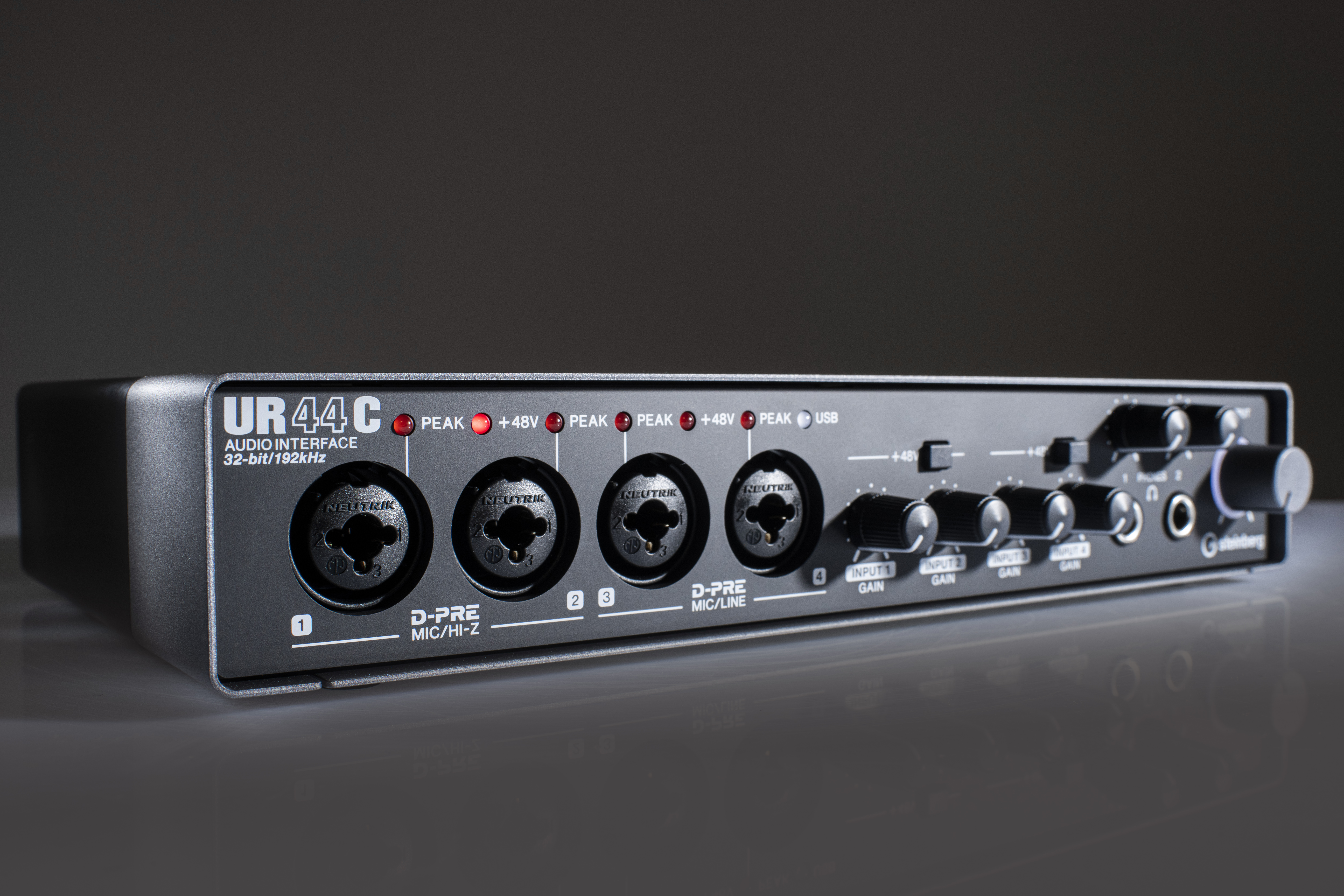 Steinberg UR44C : Steinberg UR44C mood left angle grey dark-7765