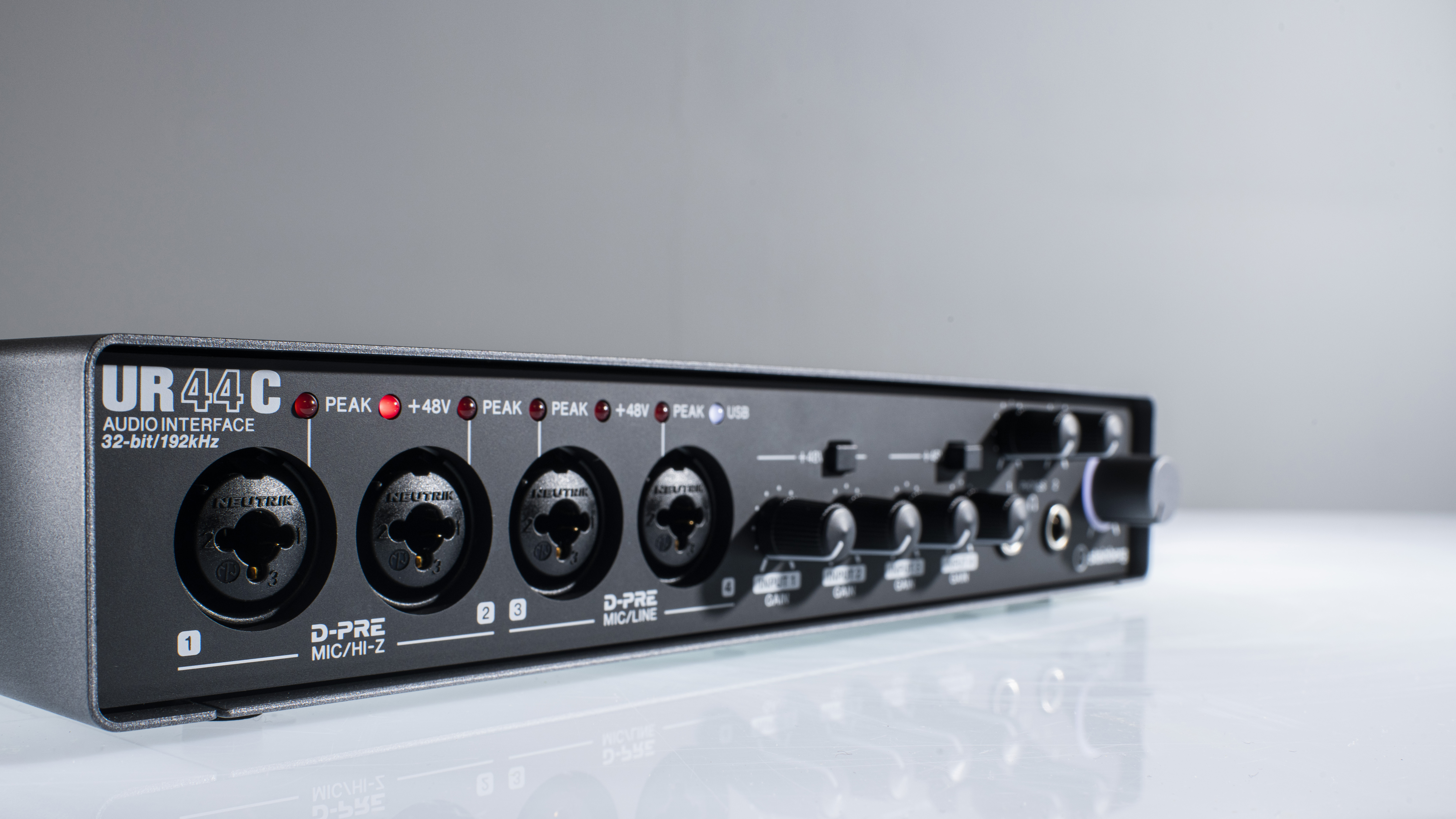 Steinberg UR44C : Steinberg UR44C mood left angle bright-7798