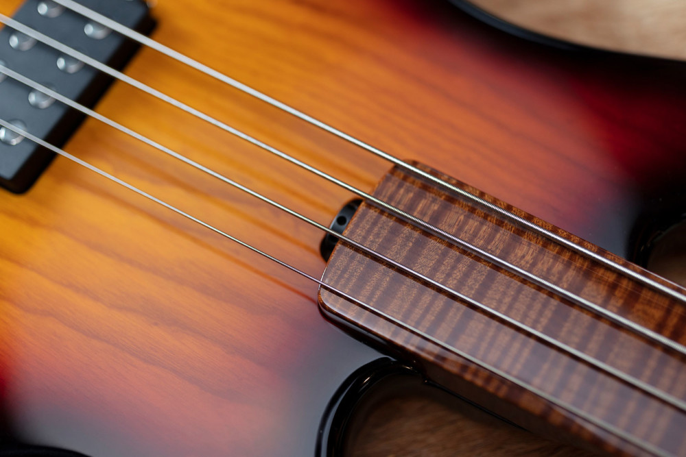 Ernie-Ball-Music-Man-BFR-Fretless-StingRay-Vintage-Sierra-Burst-Bass-Truss-Wheel-1000x667