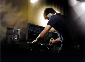 Hercules-XPS-2080-DJ-Monitor-lifestyle