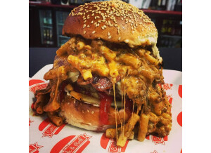 Burger-au-macaroni-au-fromage-et-chili