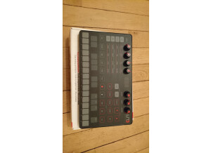 IK Multimedia UNO Synth (24622)