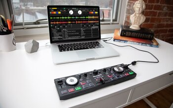 DJ2GO2Touch_Thumb1_SeratoDJLite_web DJ2GO2Touch_Thumb1_SeratoDJLite_web