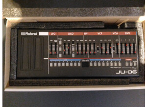 Roland JU-06 (7102)