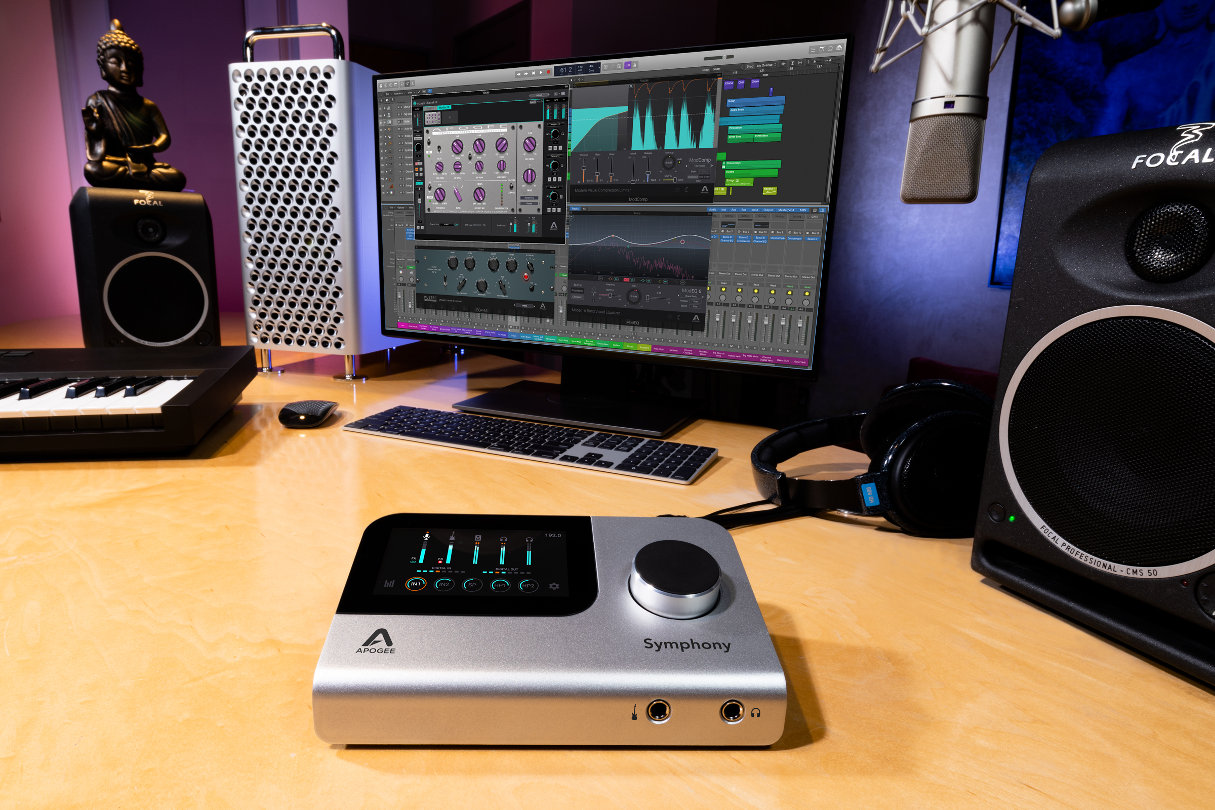 Apogee Symphony Desktop : Apogee-SIO-Desktop-Lifestyle-01-9Y1A0351-2400