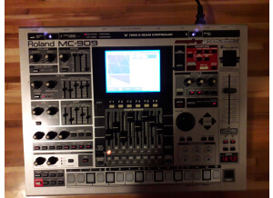 Roland MC-909 Sampling Groovebox (41769)