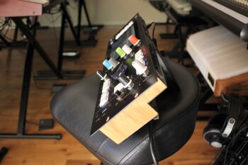 Essence FM_2tof 06.JPG Essence FM_2tof 06.JPG