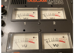 Tascam M-208 (91992)