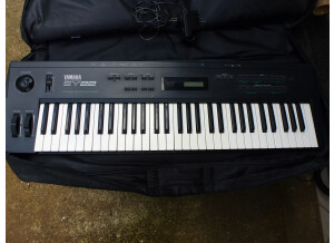 Roland MC-909 Sampling Groovebox (83121)