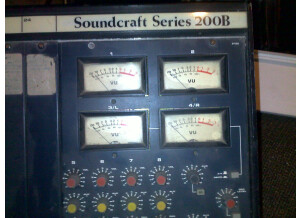 Soundcraft 200-B 24/4/2 (60984)