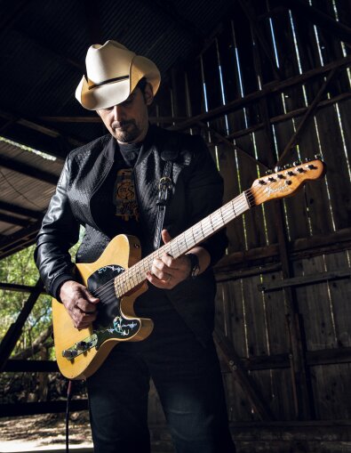 Brad Paisley_Secret Agent_Lifestyle_02 Brad Paisley_Secret Agent_Lifestyle_02