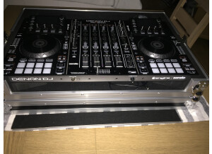 Denon DJ MCX8000 (6025)