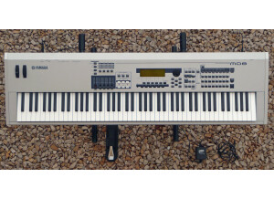 Yamaha MO8 (28345)