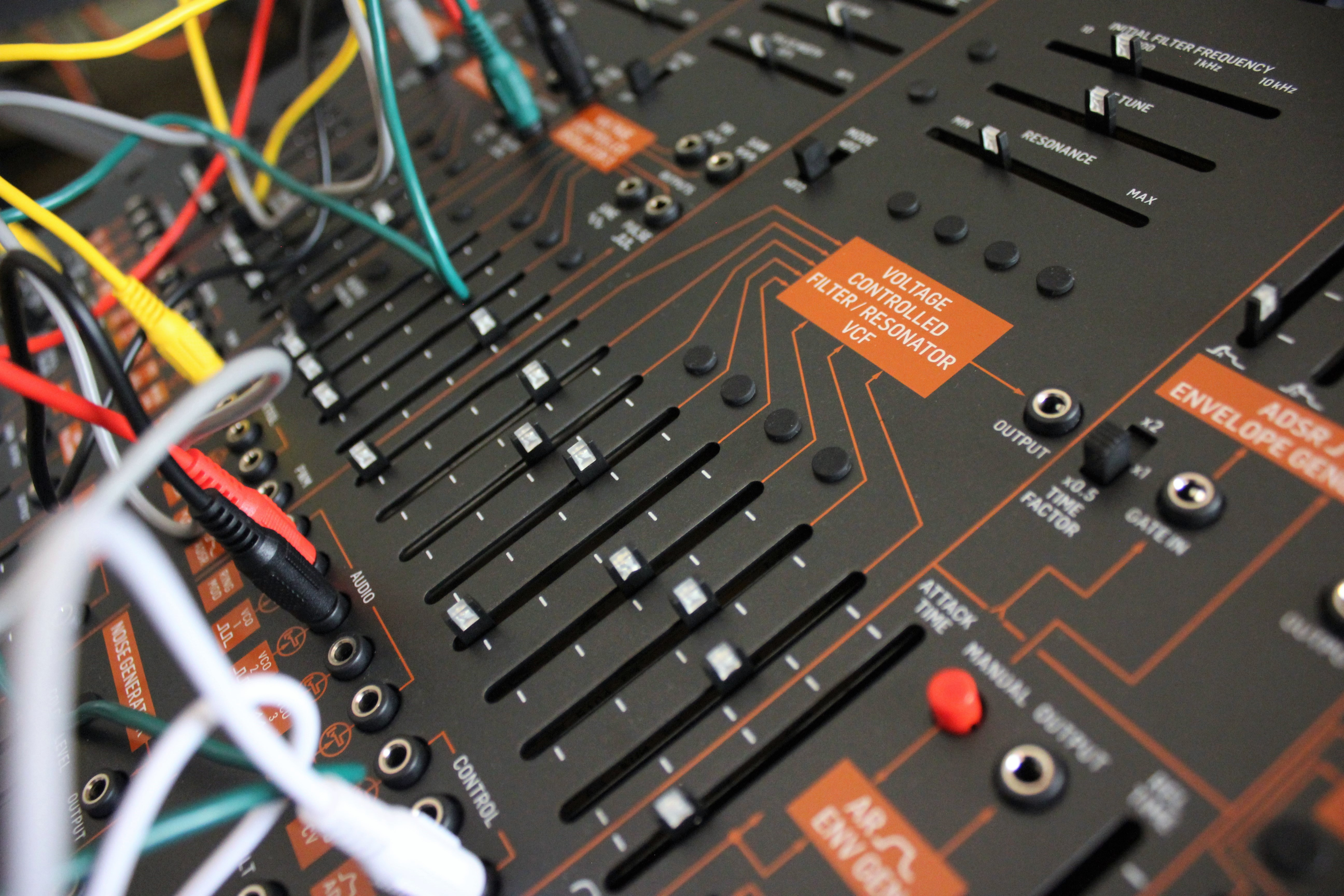 Behringer 2600 : B2600_2tof 17 unlit.JPG