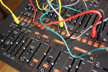 Behringer 2600 : B2600_2tof 16 unlit.JPG Behringer 2600 : B2600_2tof 16 unlit.JPG