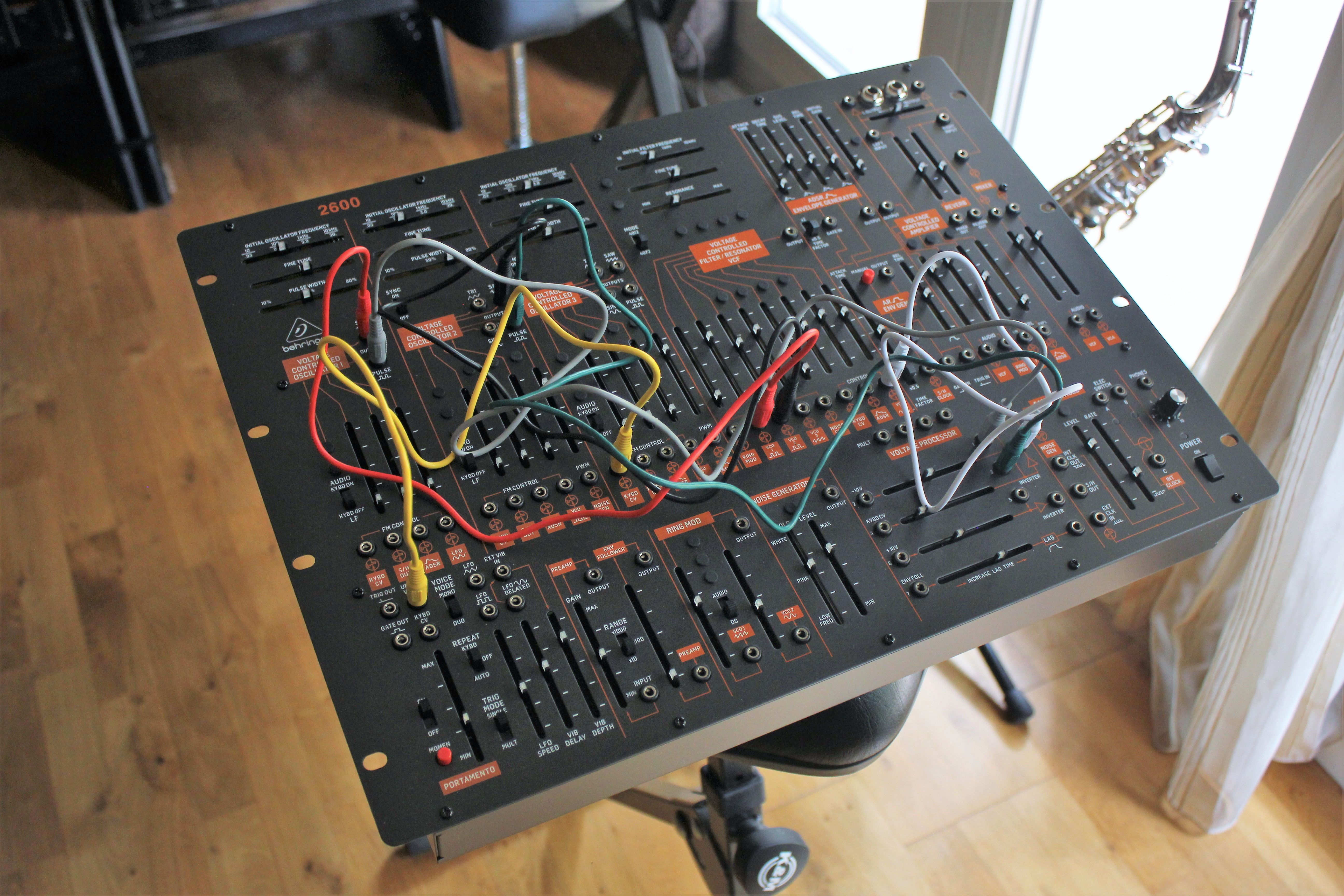 Behringer 2600 : B2600_2tof 14 unlit.JPG