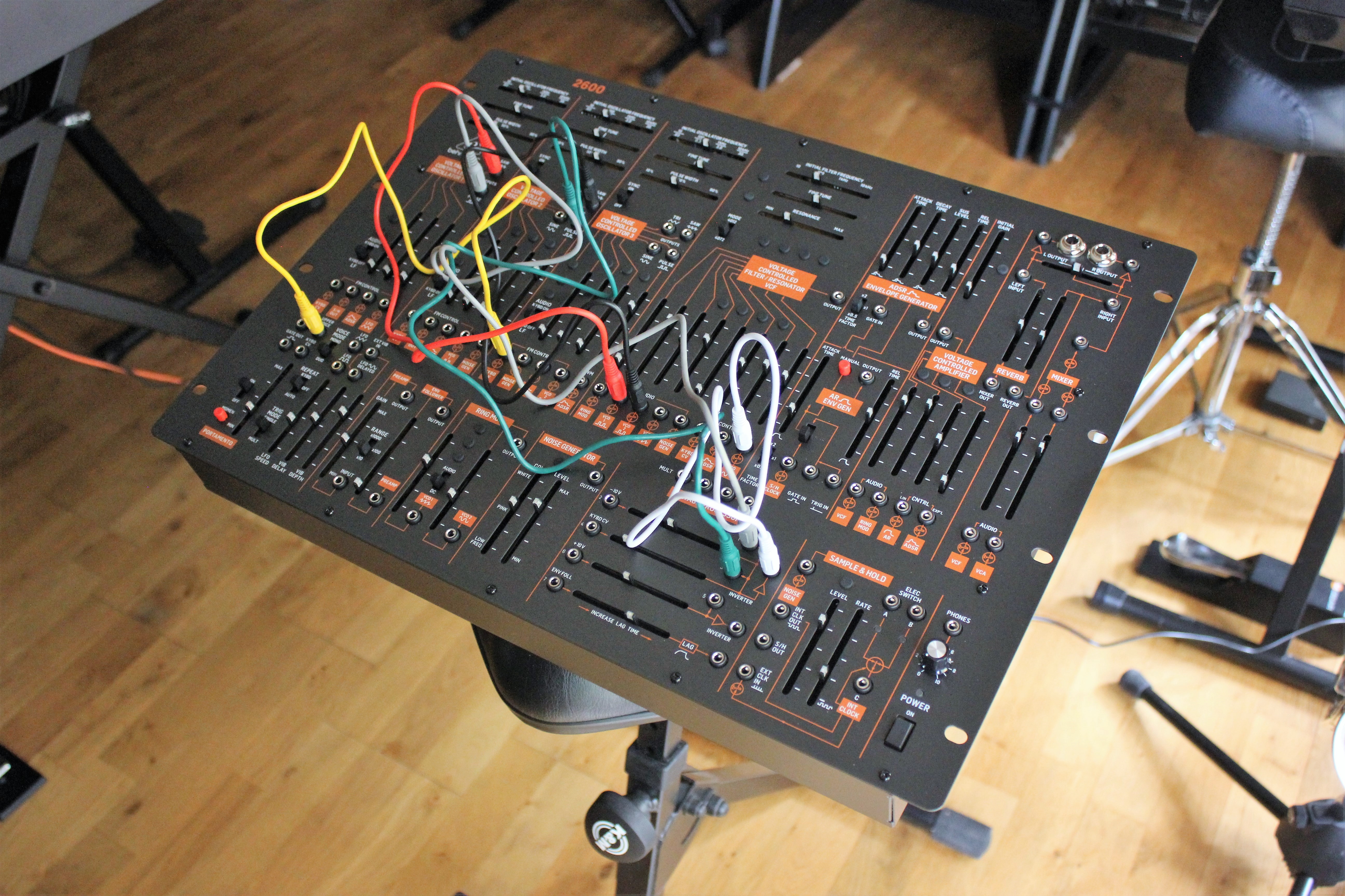 Behringer 2600 : B2600_2tof 13 unlit.JPG