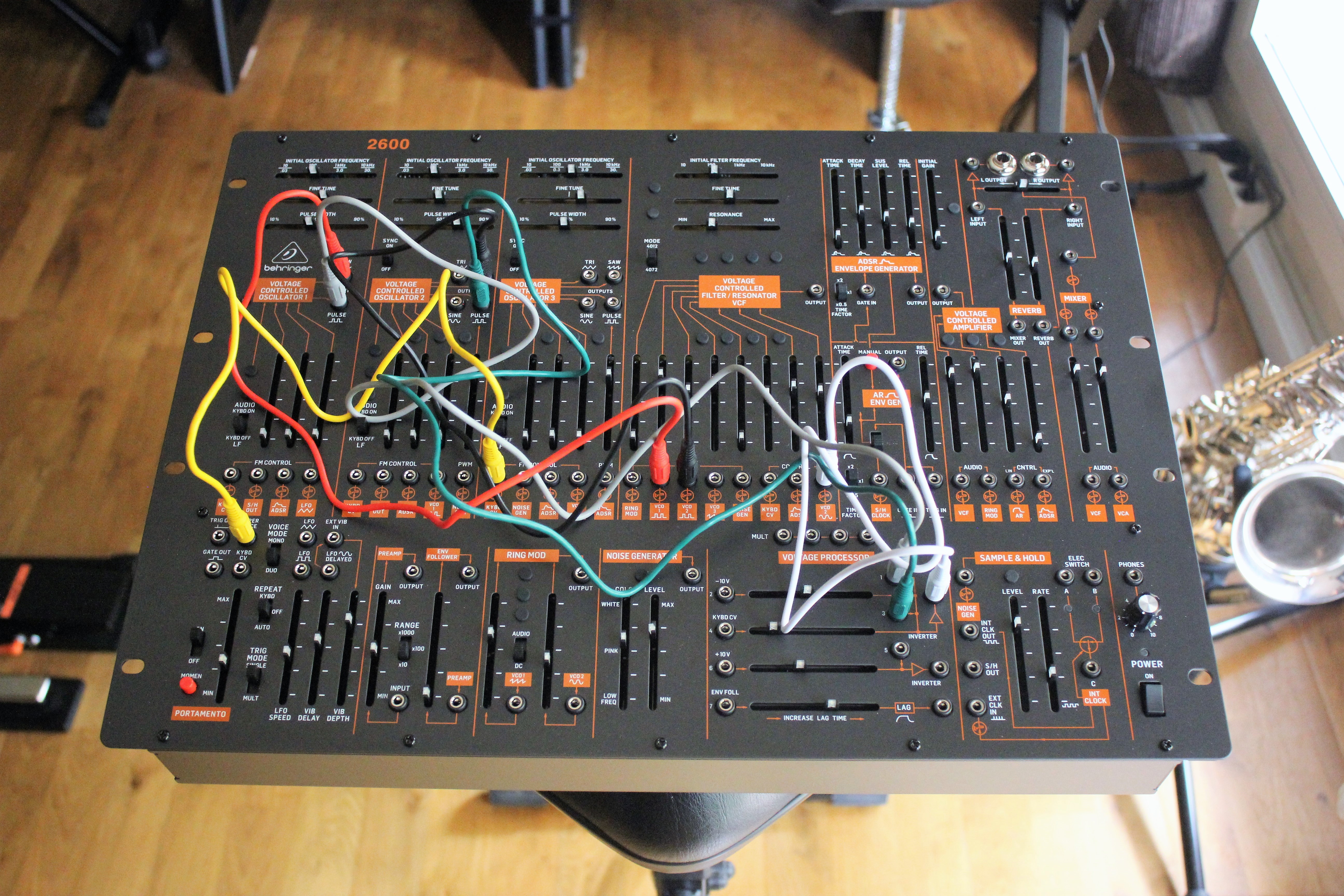 Behringer 2600 : B2600_2tof 11 unlit.JPG