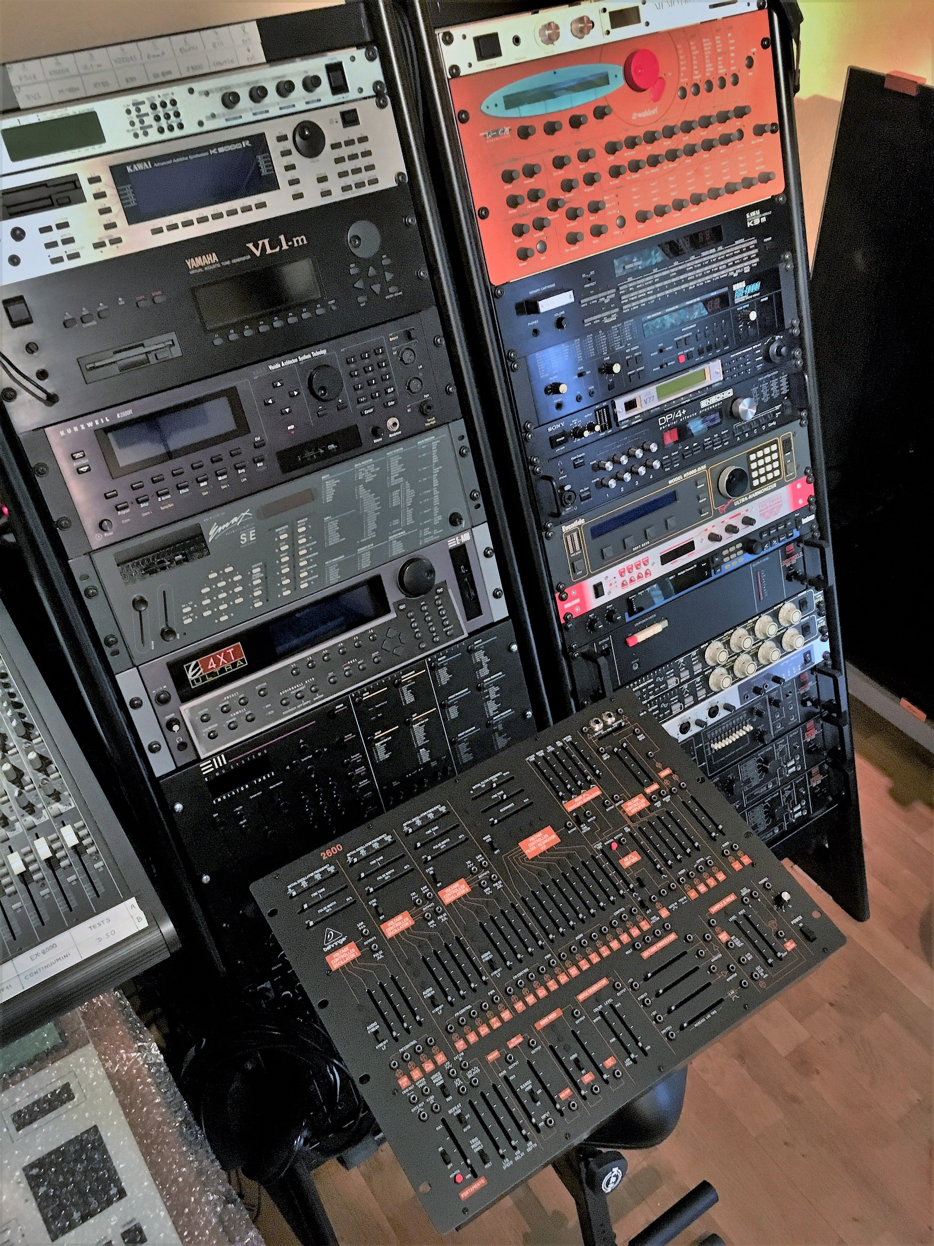 Behringer 2600 : B2600_2tof 18 unlit.JPG